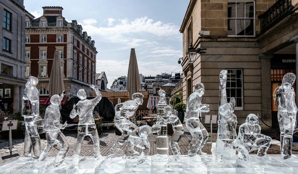 Quels chalets en Norvège offrent des cours de sculpture sur glace et des excursions en chiens de traîneau ?